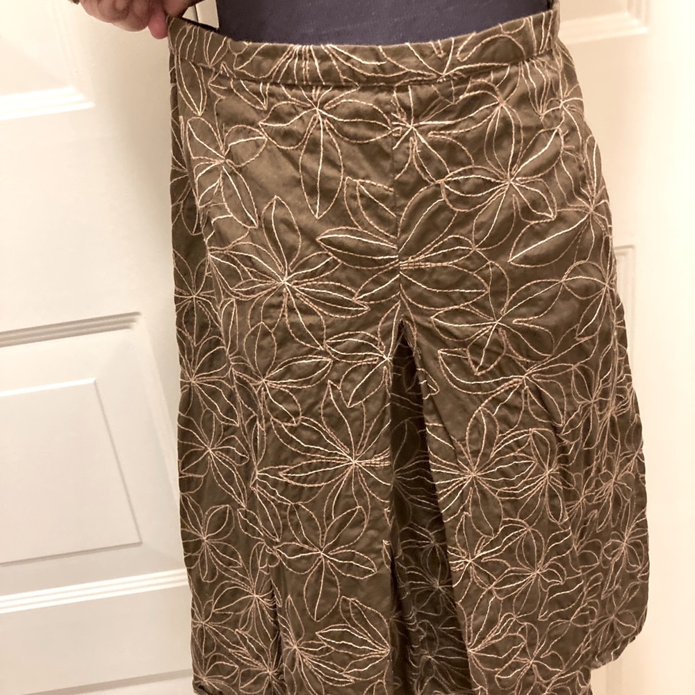 GAP size 12 skirt, brown with embroidered flowers, like new!